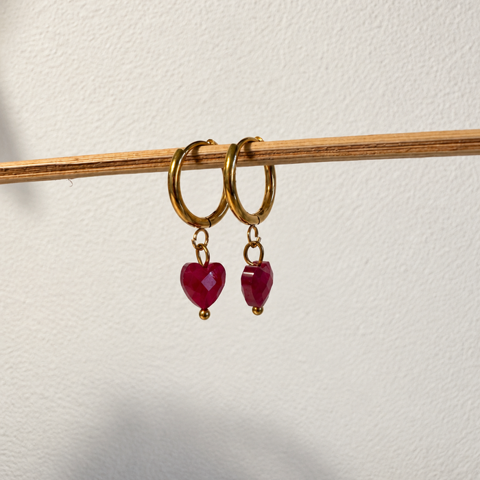 Goldene Creolen aus hypoallergenem Edelstahl mit herzförmigen Anhängern aus grüner Granat – handgemachter Schmuck von Miwi Jewels.