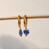Goldene Creolen aus hypoallergenem Edelstahl mit herzförmigen Anhängern aus grüner Lapis – handgemachter Schmuck von Miwi Jewels.
