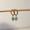Goldene Creolen aus hypoallergenem Edelstahl mit herzförmigen Anhängern aus grüner Serpentin – handgemachter Schmuck von Miwi Jewels.