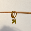 Goldene Creolen aus hypoallergenem Edelstahl mit herzförmigen Serpentin-Anhängern – handgemachter Schmuck von Miwi Jewels.