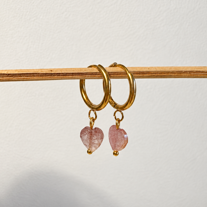 Goldene Creolen aus hypoallergenem Edelstahl mit herzförmigen Sonnenstein-Anhängern – handgemachter Schmuck von Miwi Jewels.