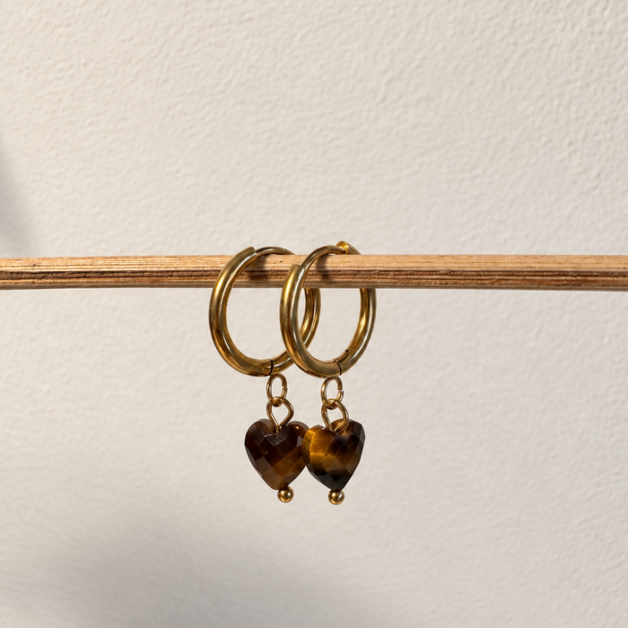 Goldene Creolen aus hypoallergenem Edelstahl mit herzförmigen tigerauge-Anhängern – handgemachter Schmuck von Miwi Jewels.