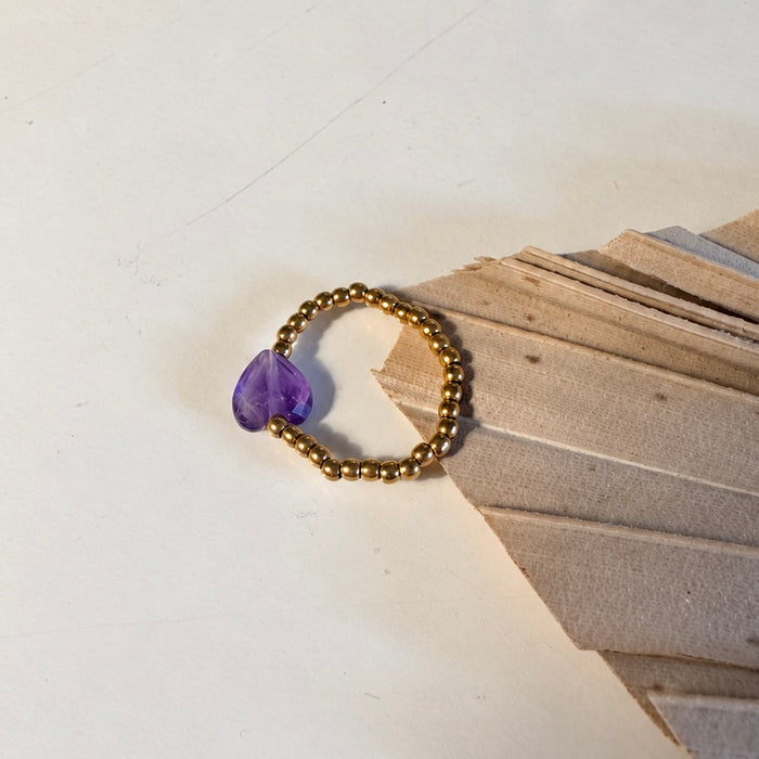 Elastischer Ring mit herzförmigem Amethyst und goldfarbenen Hämatitperlen – handgemachter Schmuck von Miwi Jewels