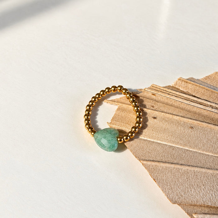 Elastischer Ring mit herzförmigem grünem Aventurin und goldfarbenen Hämatitperlen – handgemachter Schmuck von Miwi Jewels