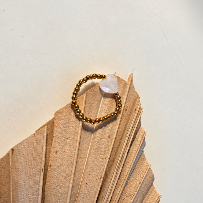 Elastischer Ring mit herzförmigem Bergkristalle und goldfarbenen Hämatitperlen – handgemachter Schmuck von Miwi Jewels