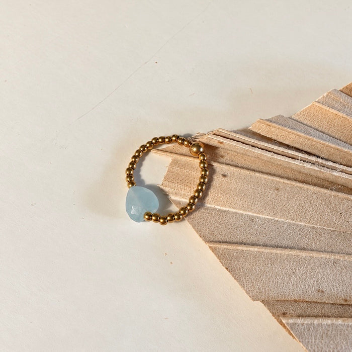 Elastischer Ring mit herzförmigem blauem Chalcedon und goldfarbenen Hämatitperlen – handgemachter Schmuck von Miwi Jewels