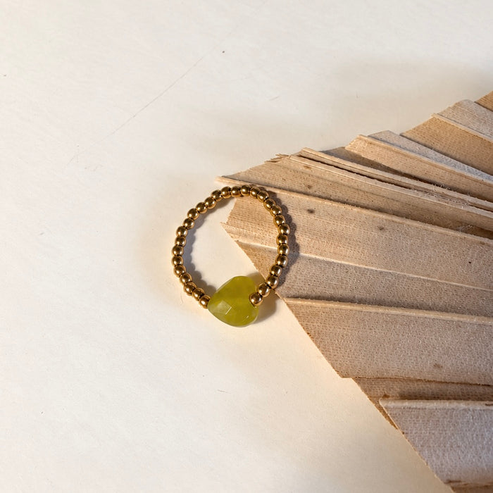 Elastischer Ring mit herzförmigem Serpentin und goldfarbenen Hämatitperlen – handgemachter Schmuck von Miwi Jewels