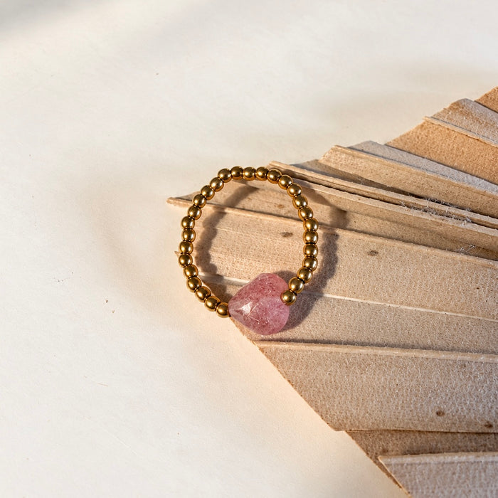 Elastischer Ring mit herzförmigem Sonnenstein und goldfarbenen Hämatitperlen – handgemachter Schmuck von Miwi Jewels